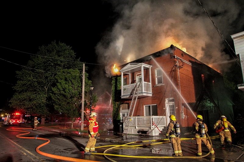 Un violent incendie est présentement en cours à Rigaud