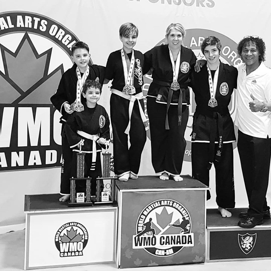 France et Marc-Olivier avec Sensei Danny Griffith avec les autres élèves de l'équipe Kenpo qualifiés