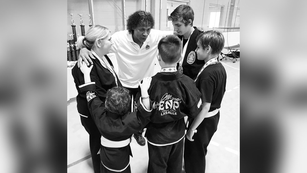 France et Marc-Olivier avec Sensei Danny Griffith avec les autres élèves de l'équipe Kenpo qualifiés
