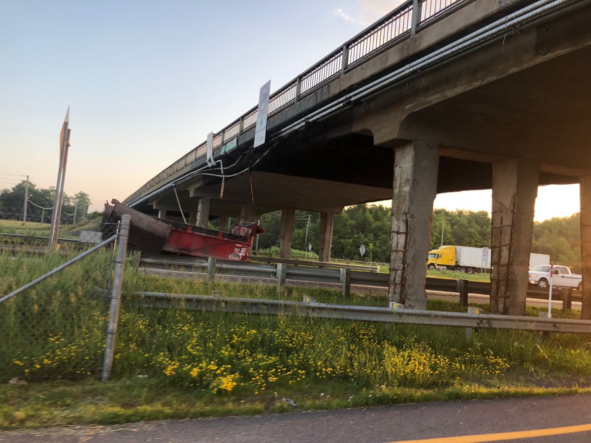 Un camion-benne paralyse le réseau routier dans Vaudreuil-Soulanges