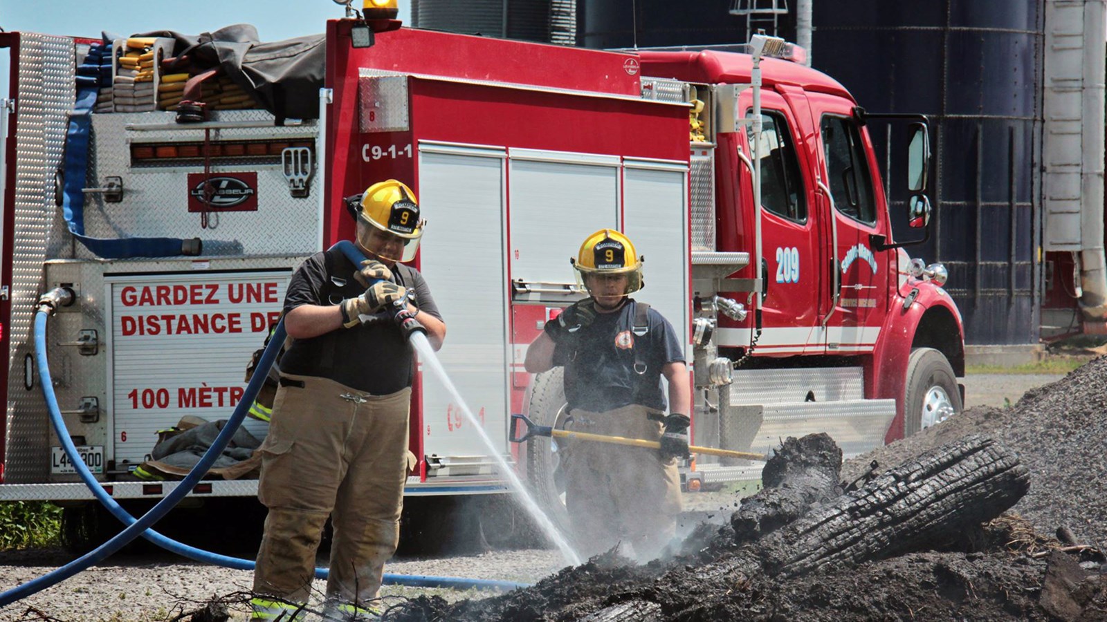 Les pompiers de Sainte-Marthe Miguel Laporte et Carl Verreault sont intervenus chez le conseiller municipal vers midi. 