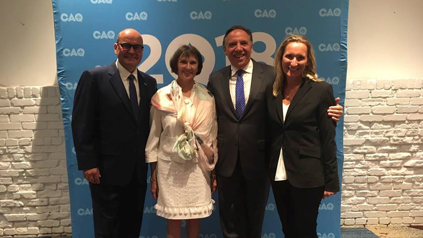 François Legault prend la pose avec les trois candidats qui porteront les couleurs de la CAQ dans la région, soit: Claude Reid (Beauharnois), Claire Isabelle (Huntingdon) et Marilyne Picard (Soulanges).