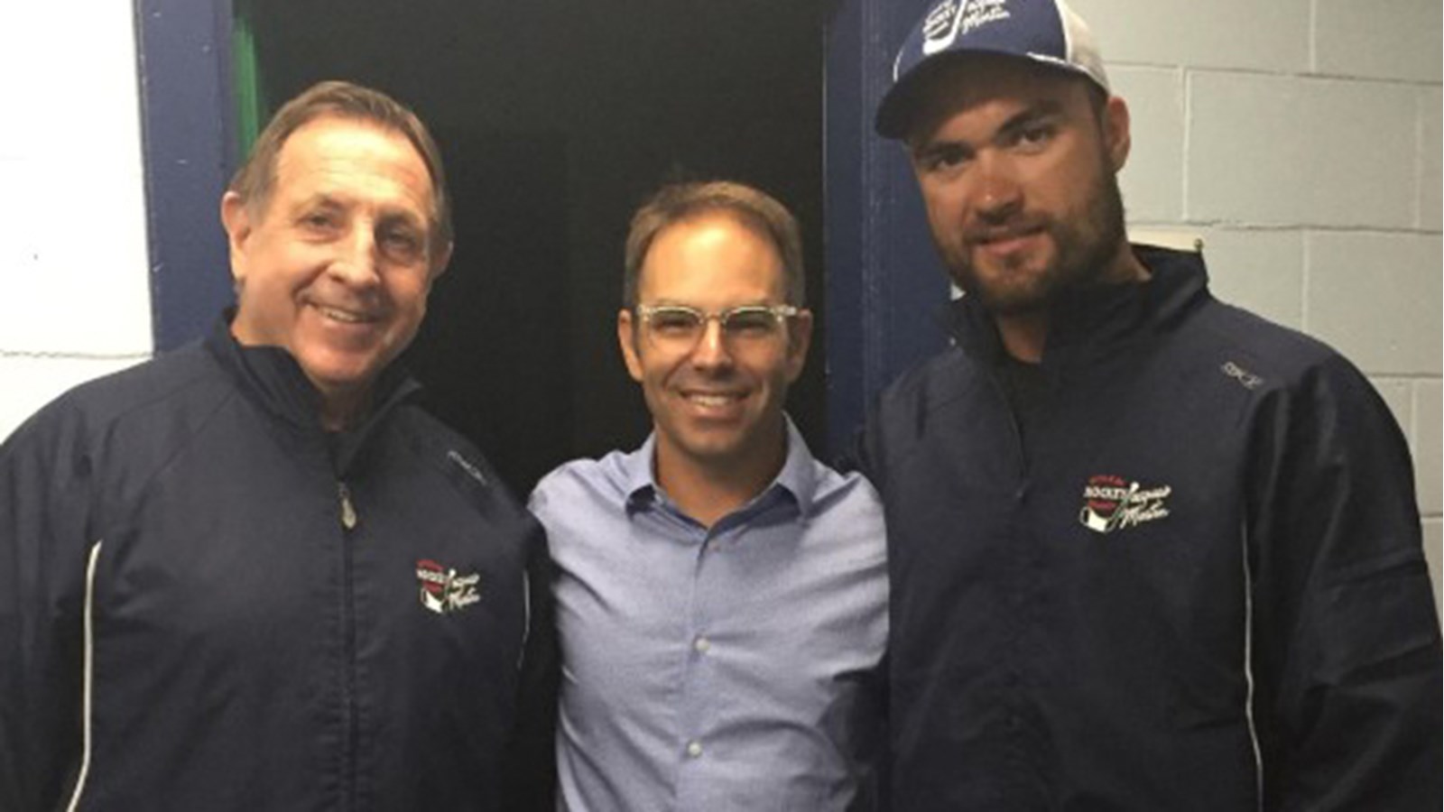 Jacques Martin prend la pose avec le directeur général du Collège Bourget, Philippe Bertrand et William Carrier des Golden Knights de Las Vegas.