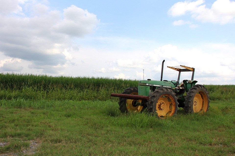 Un agriculteur de Sainte-Marthe reste coincé sous son tracteur
