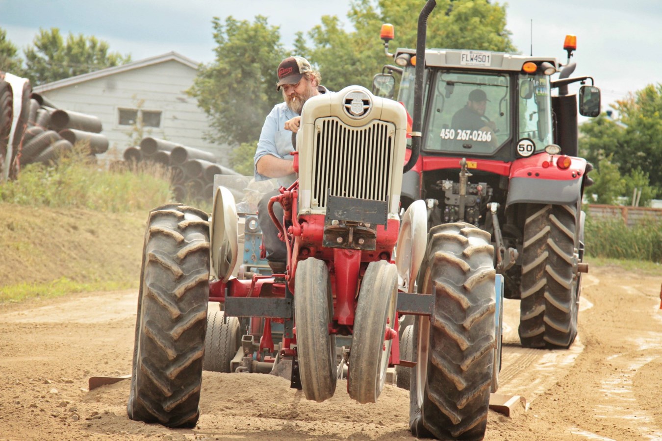 57 tireurs, 63 tracteurs pour un total de 118 tires à la compétition de tire de tracteur de Saint-Clet