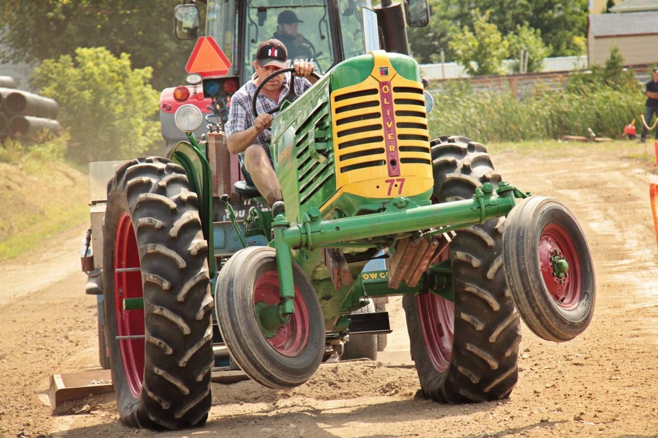 57 tireurs, 63 tracteurs pour un total de 118 tires à la compétition de tire de tracteur de Saint-Clet