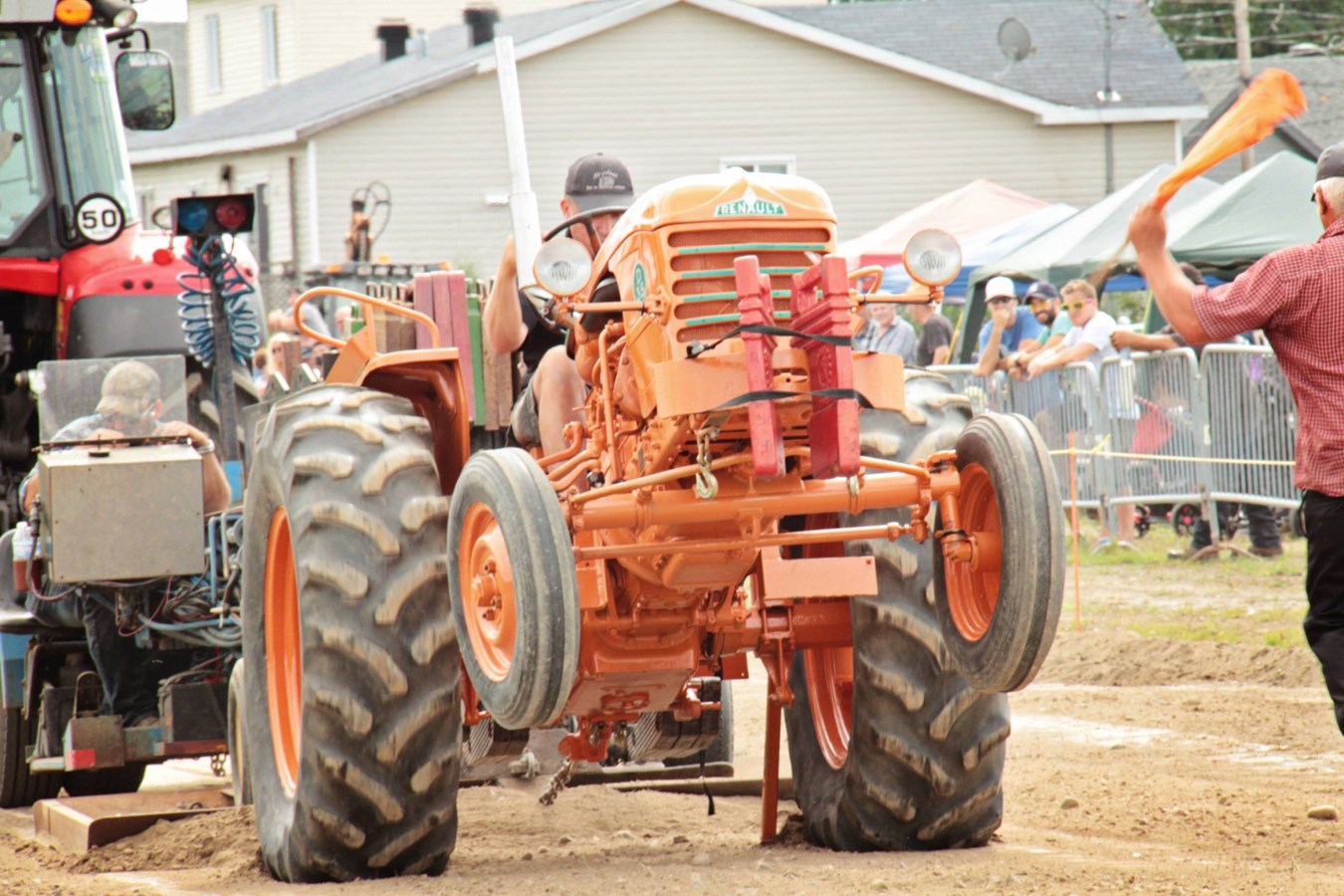 57 tireurs, 63 tracteurs pour un total de 118 tires à la compétition de tire de tracteur de Saint-Clet
