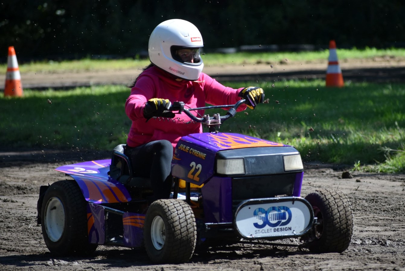 Le Grand prix de tracteurs à gazon de Saint-Zotique en met plein la vue à ses spectateurs