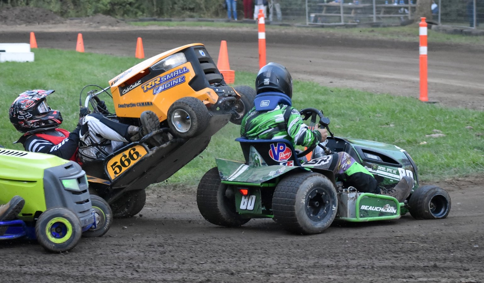 Le Grand prix de tracteurs à gazon de Saint-Zotique en met plein la vue à ses spectateurs