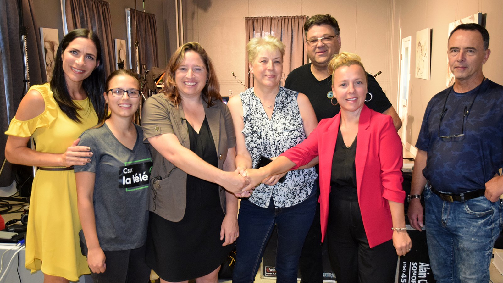 Natalie Poirier, animatrice, Chantal Bédard (CSUR la télé), Carmen Fabio, The Journal, Patricia Ann Beaulieu, directrice générale de Néomédia Vaudreuil-Soulanges, Alain Chartrand, sonorisateur et Daniel Brunet de CSUR la télé ont pris la pause pour immortaliser ce partenariat unique entre trois médias locaux. 