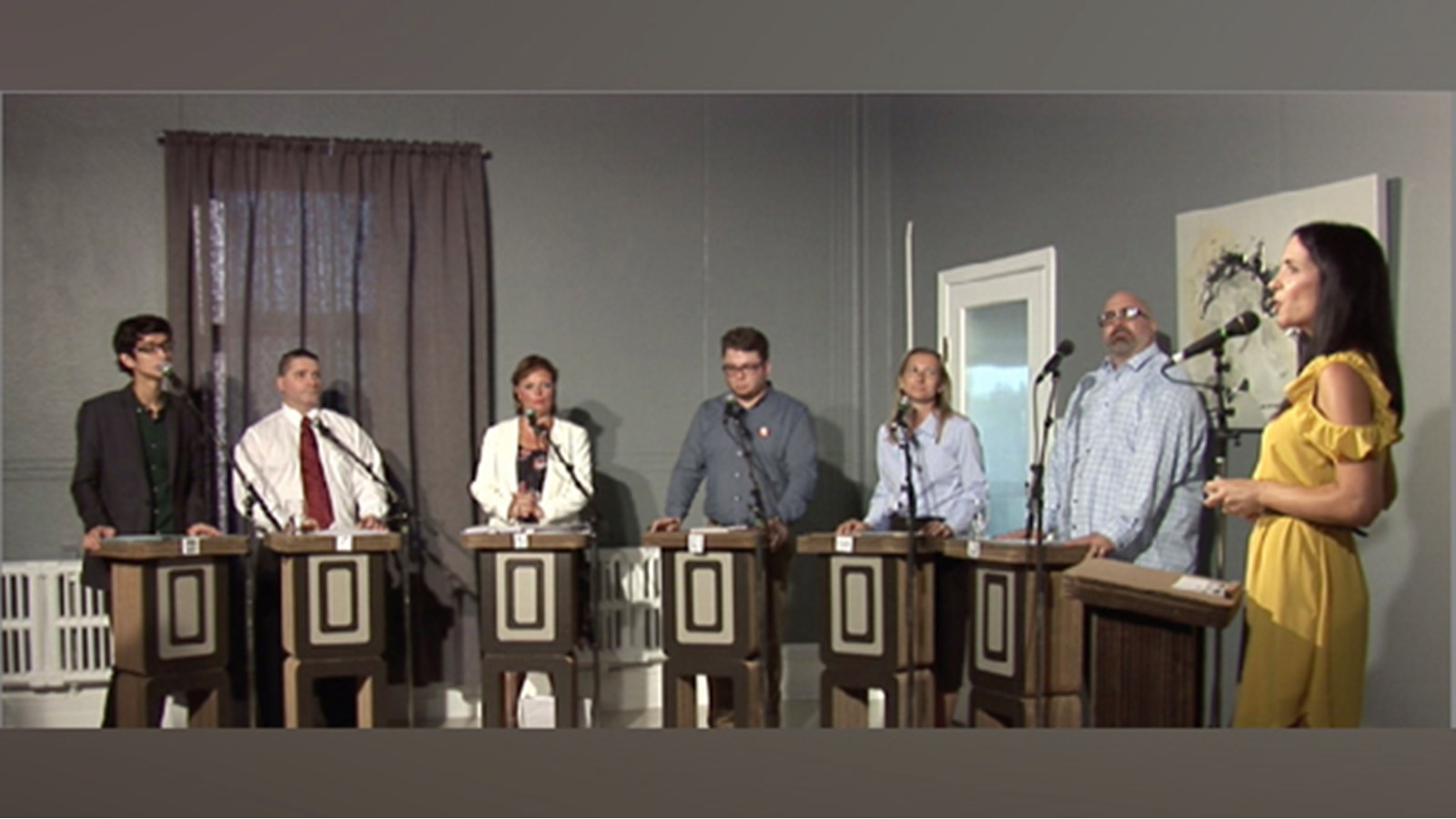 De la gauche vers la droite, on retrouve: Étienne Madelein (NPDQ), Patrick Marquis (Équipe Autonomiste), Lucie Charlebois (PLQ), Maxime Larue-Bourdages (QS), Marilyne Picard (CAQ) et Dominik Prud'Homme (Citoyens au pouvoir) et l'animatrice Natalie Poirier ont abordé plusieurs thèmes pendant la joute. 
