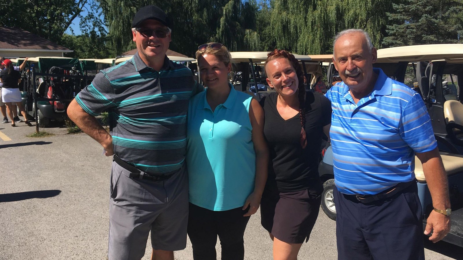 Les présidents d'honneur Benoit Brunet et Véronique Viau prennent la pose avec la directrice générale, Chantal Darcy et un golfeur.