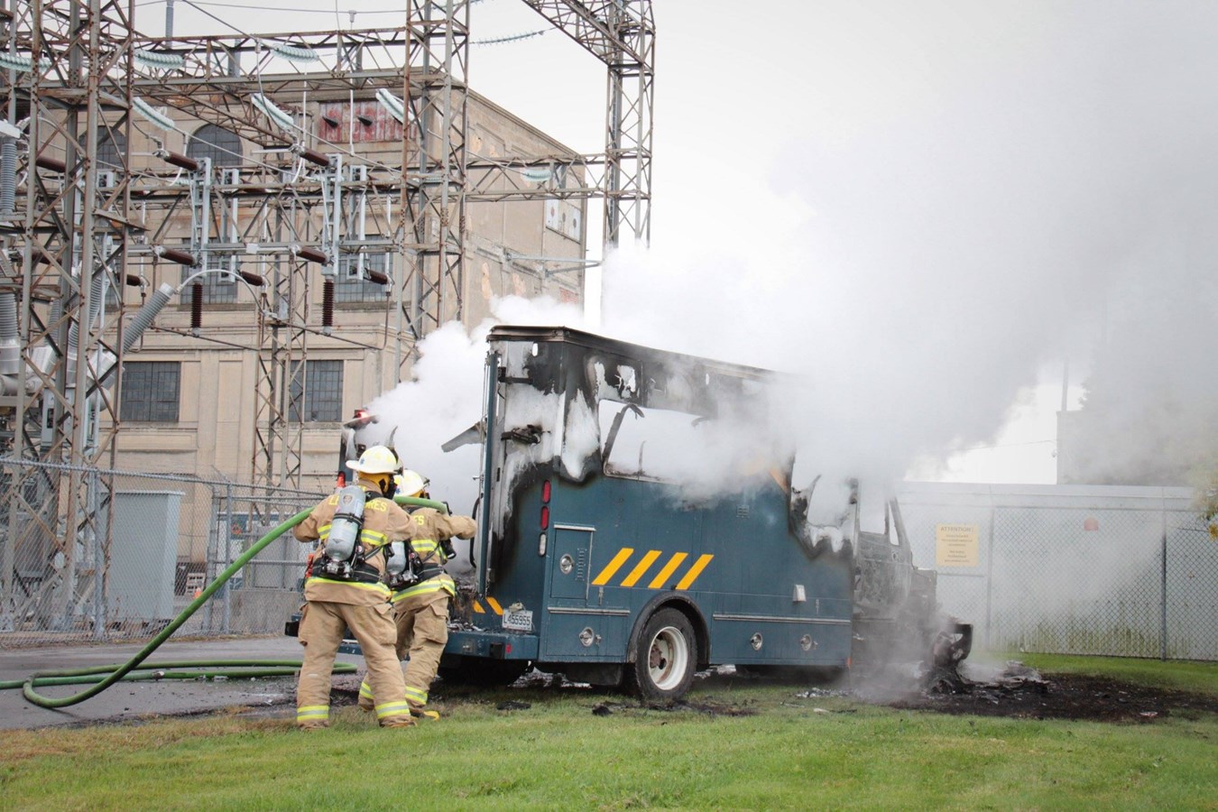 Un véhicule d'Hydro-Québec est détruit par les flammes
