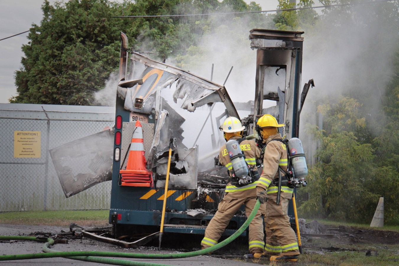 Un véhicule d'Hydro-Québec est détruit par les flammes