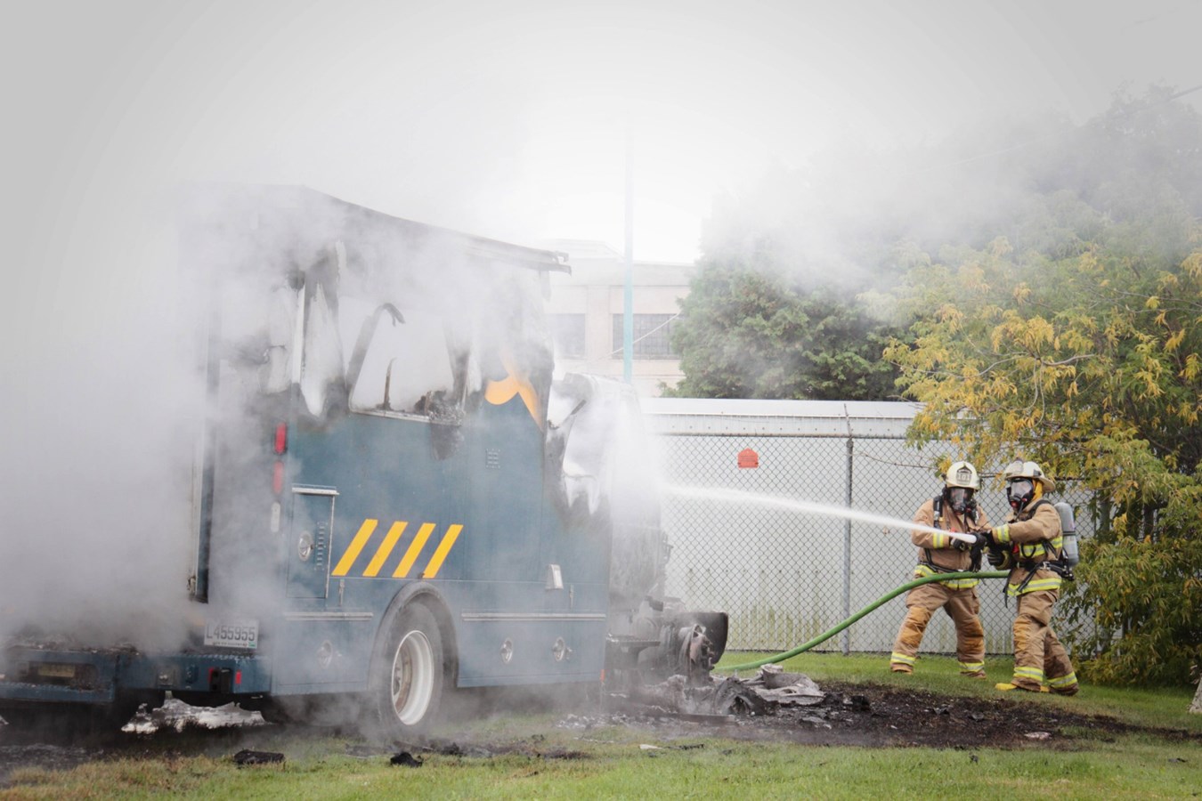 Un véhicule d'Hydro-Québec est détruit par les flammes