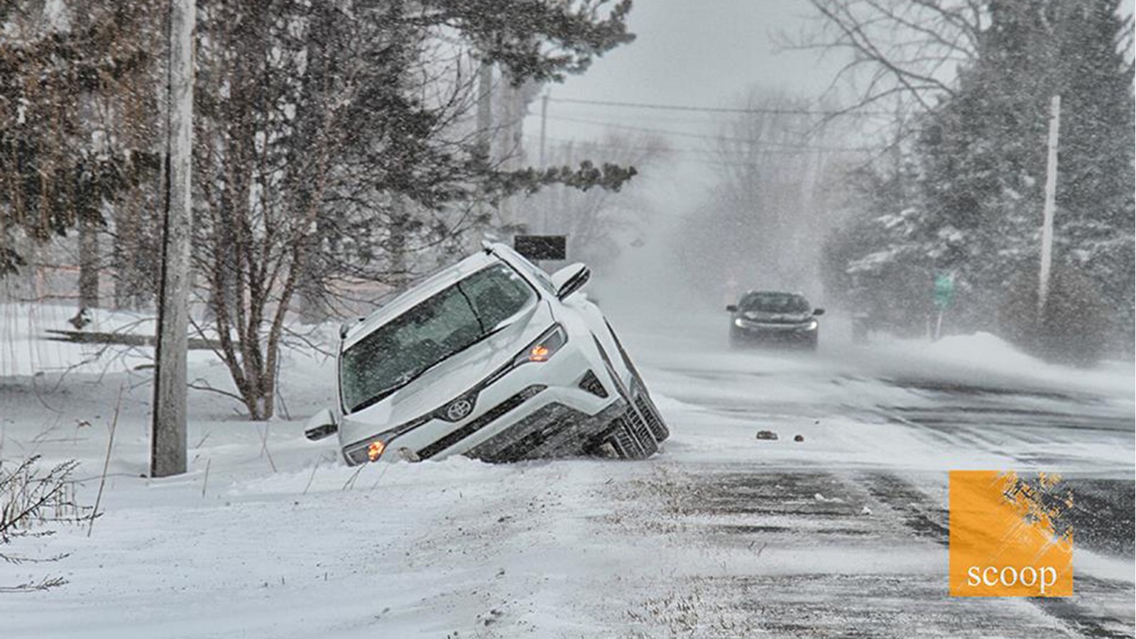Un SUV qui a effectué une sortie de route et qui fut abandonné par son conducteur à Saint-Clet.