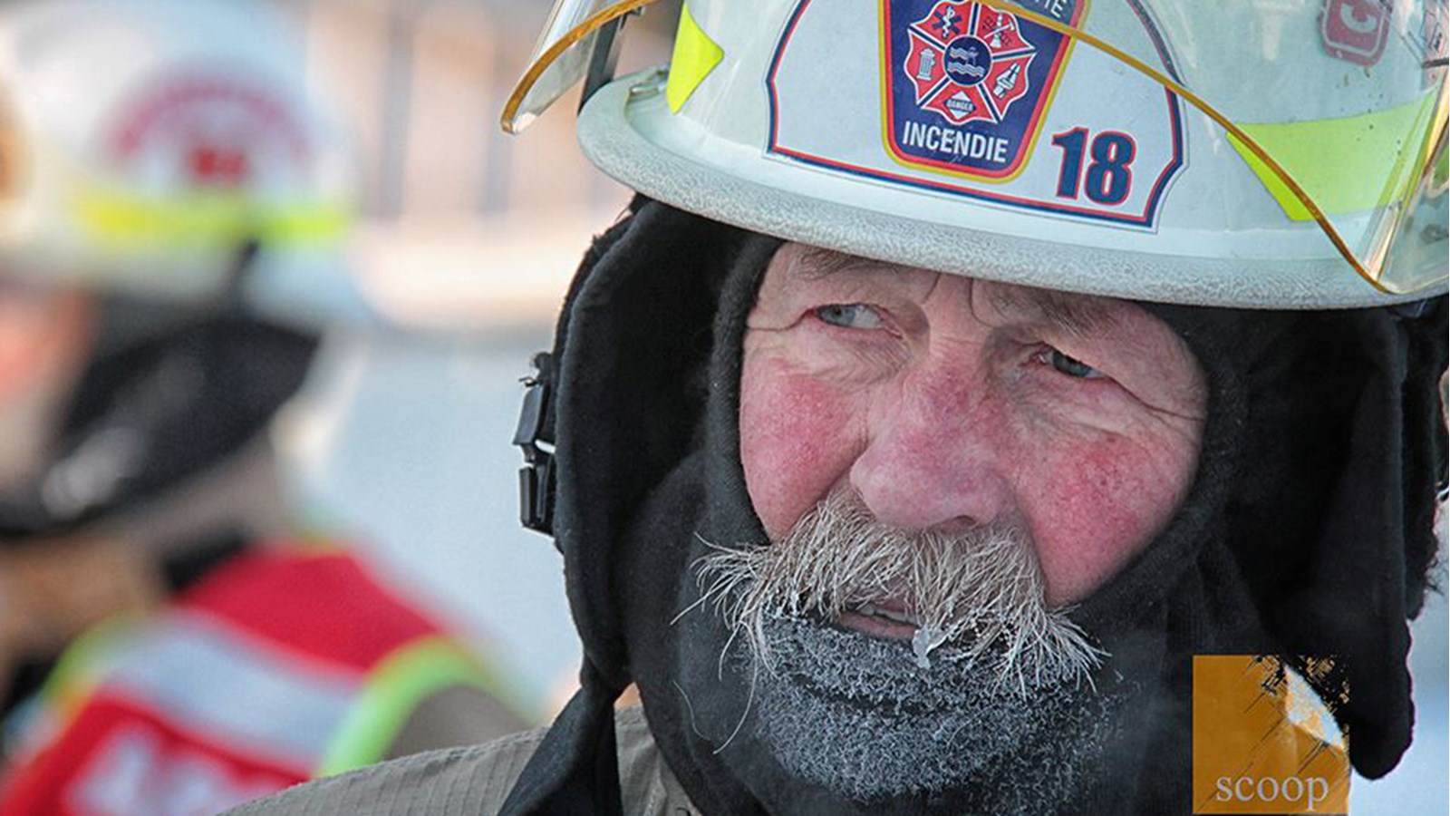 Du frimas est apparu sur la moustache de ce pompier, pour rappeler que le mercure oscillait autour de -30 ce matin.