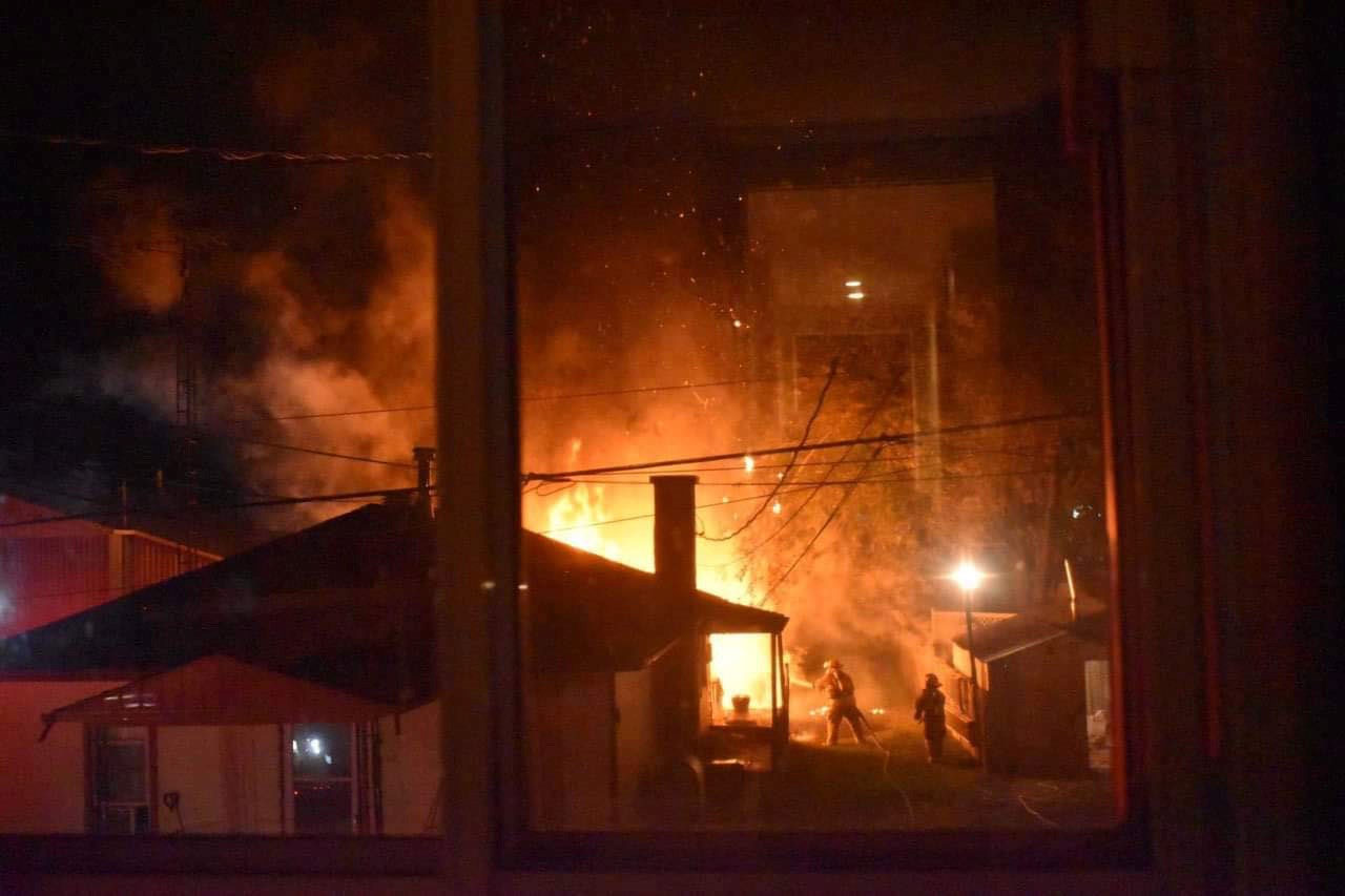 Un garage résidentiel est complètement détruit par les flammes à Sainte-Marthe