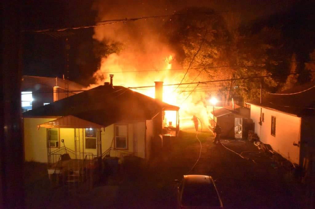 Un garage résidentiel est complètement détruit par les flammes à Sainte-Marthe