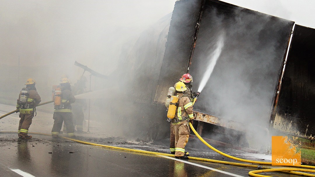 Un camion en flamme sur l'autoroute 20 ouest cause un important bouchon de circulation