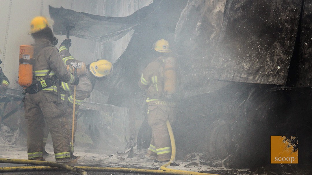 Un camion en flamme sur l'autoroute 20 ouest cause un important bouchon de circulation