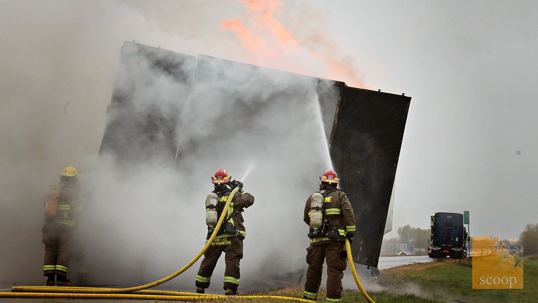 Un camion en flamme sur l'autoroute 20 ouest cause un important bouchon de circulation