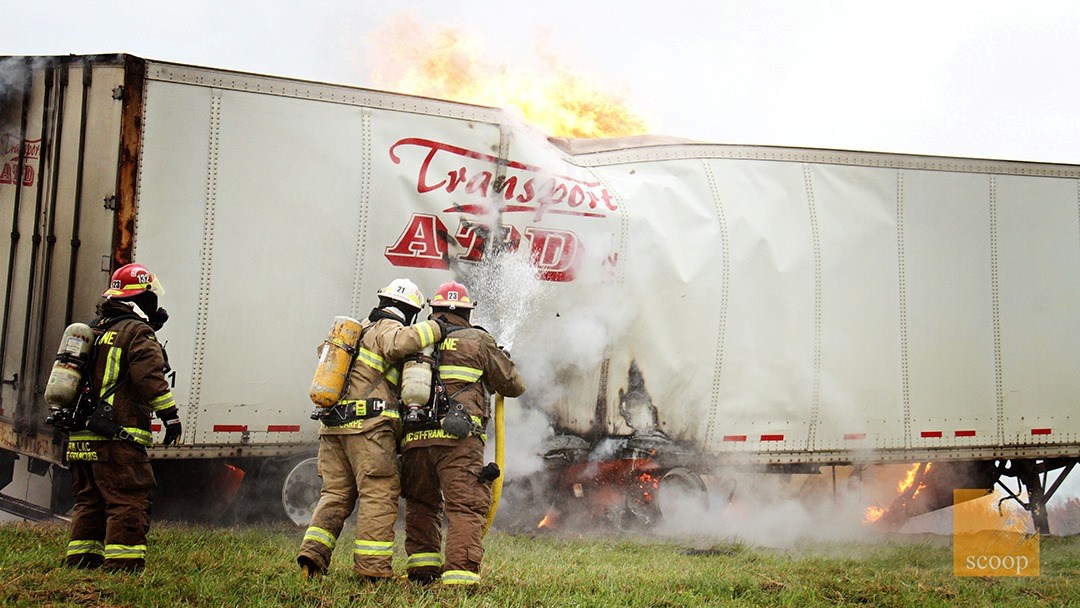 Un camion en flamme sur l'autoroute 20 ouest cause un important bouchon de circulation
