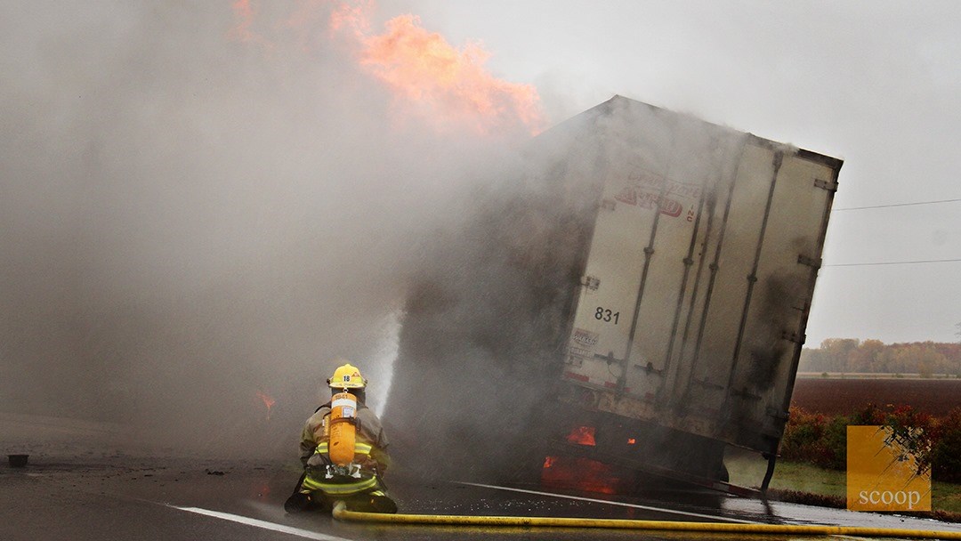 Un camion en flamme sur l'autoroute 20 ouest cause un important bouchon de circulation