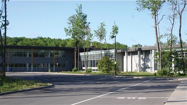 Dernière heure : l'École secondaire du Chêne-Bleu retourne les élèves à la maison