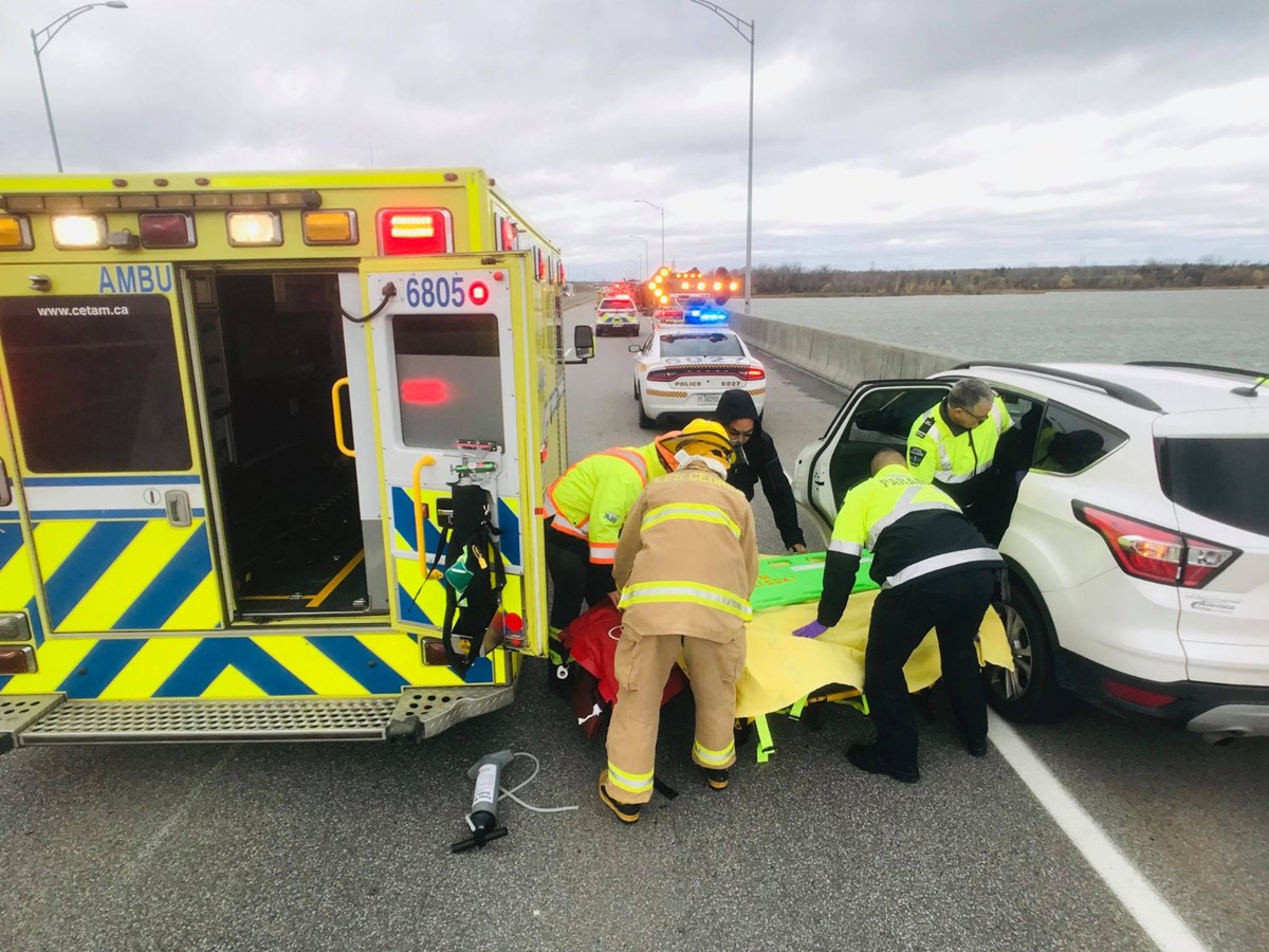 Un camion se renverse sur l'autoroute 30 à Les Cèdres