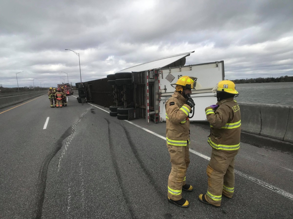 Un camion se renverse sur l'autoroute 30 à Les Cèdres
