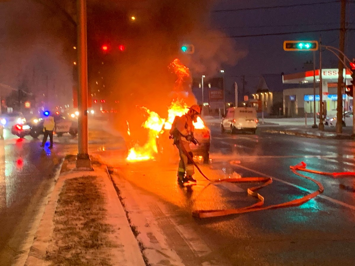 Véhicule en flammes à Vaudreuil-Dorion
