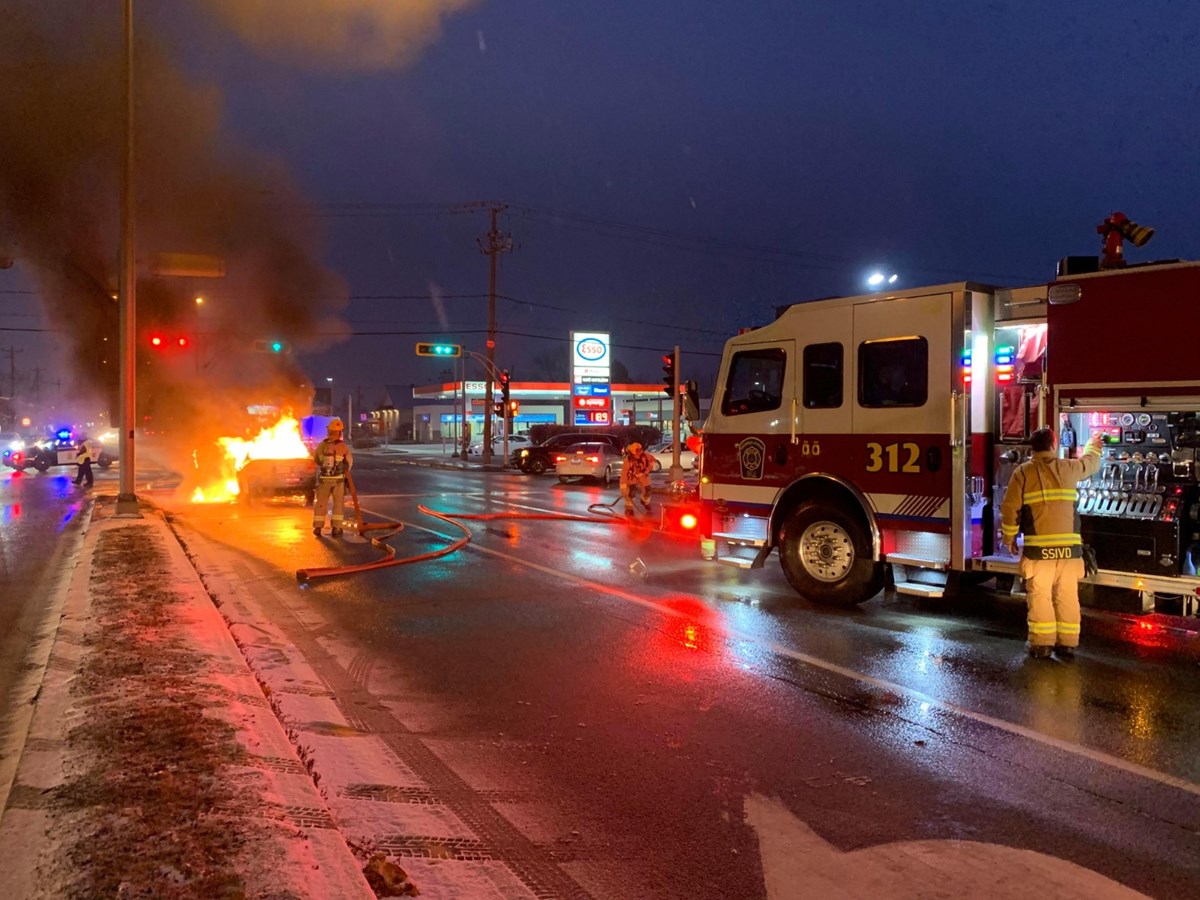 Véhicule en flammes à Vaudreuil-Dorion