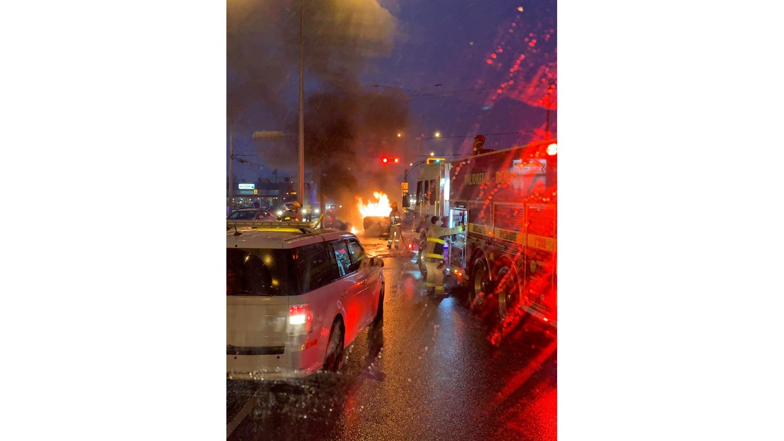 Véhicule en flammes à Vaudreuil-Dorion