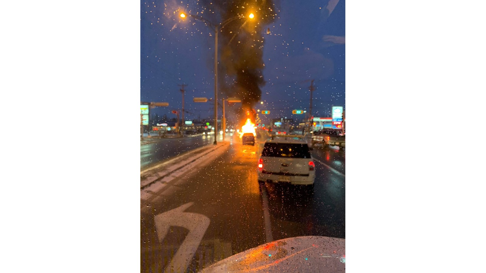 Véhicule en flammes à Vaudreuil-Dorion