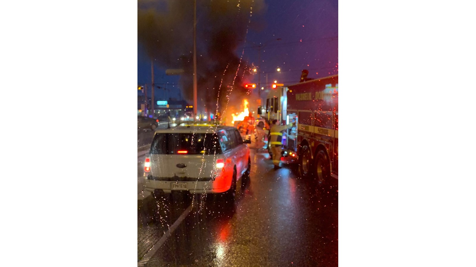 Véhicule en flammes à Vaudreuil-Dorion
