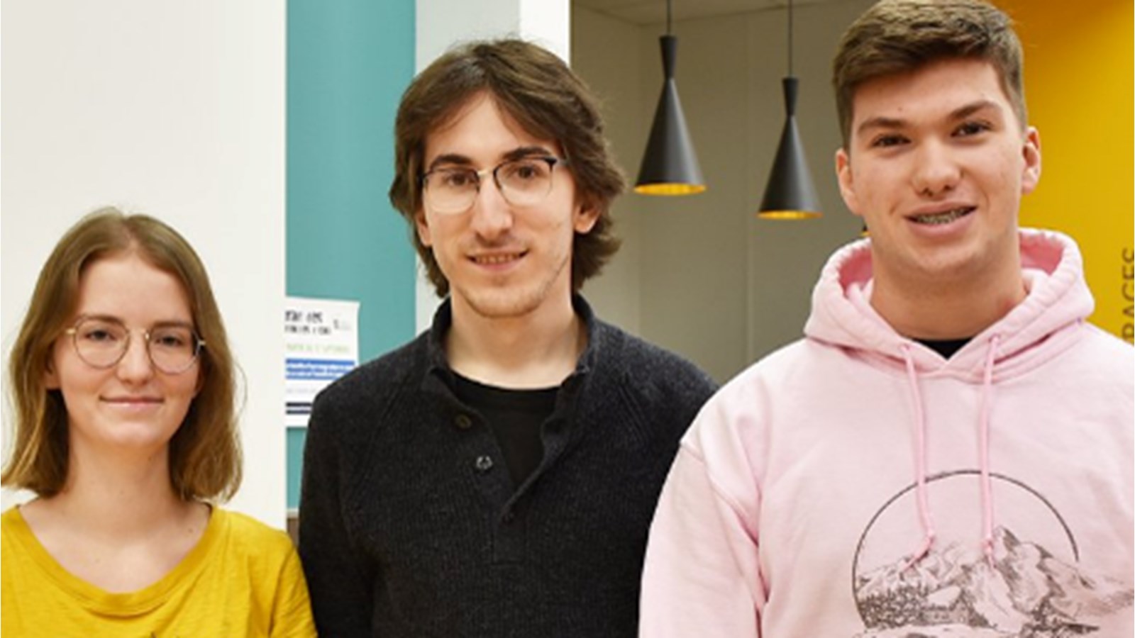 Éléonore Lemieux, étudiante en Sciences de la nature a remporté le 2e prix, Jonathan Trépanier, étudiant en Arts, lettres et communication a mis la main sur le premier prix et Antony DiCicco, étudiant en Sciences de la nature est arrivé au troisième rang.