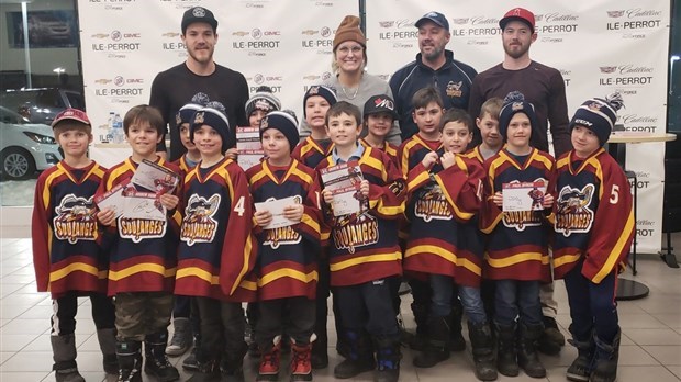 Andrew Shaw, Paul Byron et Marie-Philip Poulin rencontrent des jeunes de la région