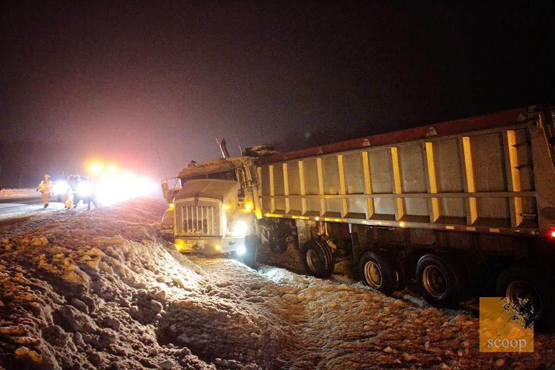 Saint-Lazare : un camion semi-remorque termine sa course en mise en porte-feuille