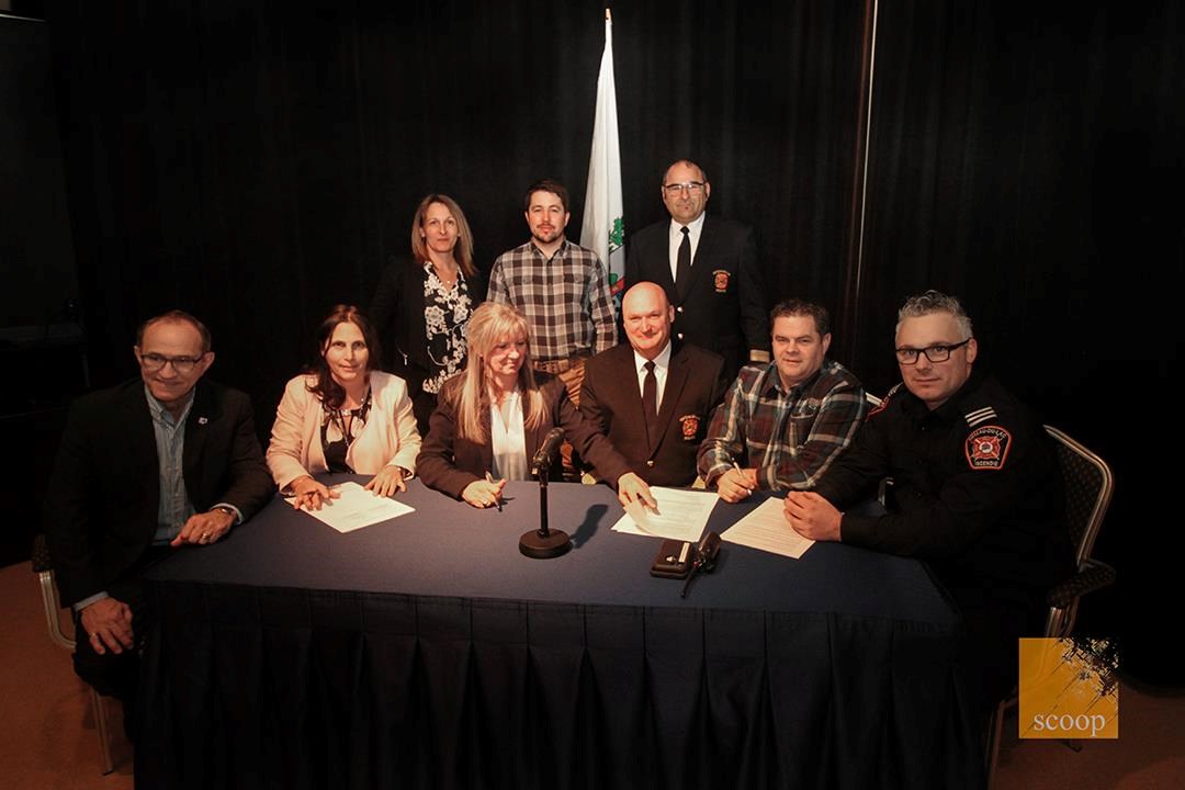 Signature de l'entente entre les pompiers et la Ville de Coteau-du-Lac