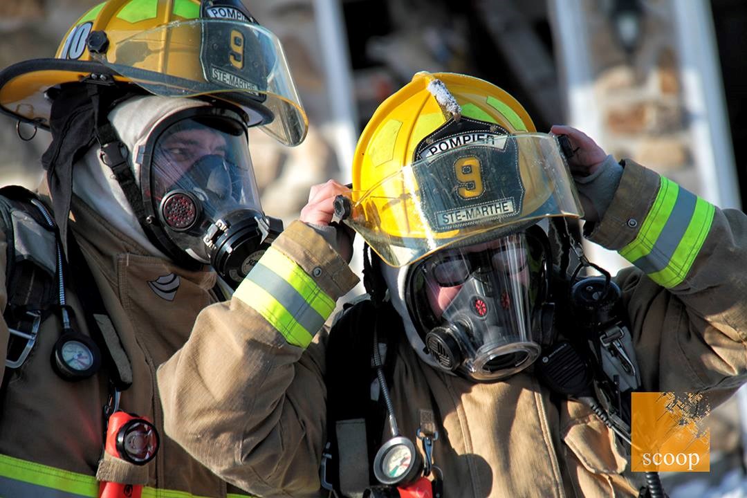 Les pompiers Miguel Laporte et Carl Verreault du Service des incendies de Sainte-Marthe lors de l’intervention de la rue Villeneuve.