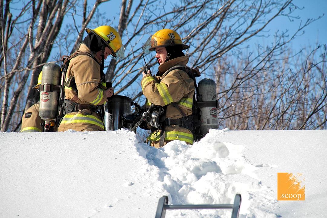 Les pompiers de Saint-Lazare, dont François Pelletier à droite, en vérification au toit de la résidence.