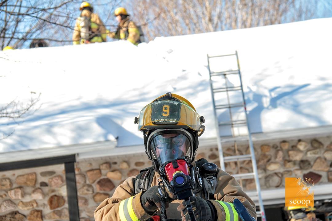 Le pompier Carl Verreault du Service des incendies de Sainte-Marthe a eu recours à une caméra à imagerie thermique pour comprendre où le feu s’était déplacé.