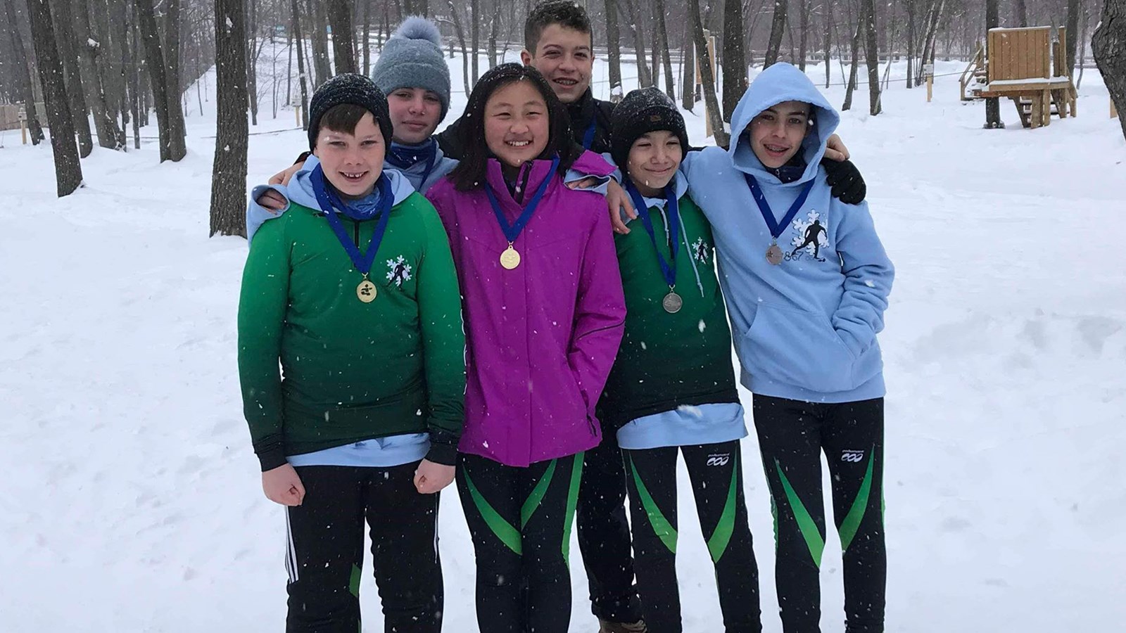 Au premier rang, on retrouve de gauche à droite: Zachary Levasseur, Julia Luo, Kymris Singh Ayotte, Ziv Fridman. À l'arrière, on note la présence d'Emma Chartrand et de Vincent Grenier.