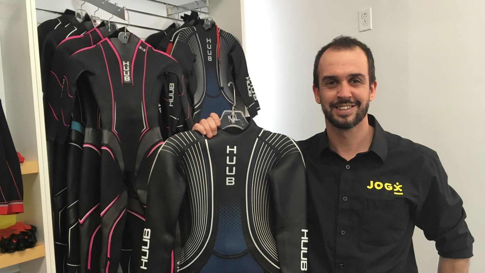 Le copropriétaire de JogX, Bruno Blais, prend la pose dans la nouvelle section triathlon de la boutique spécialisée. 