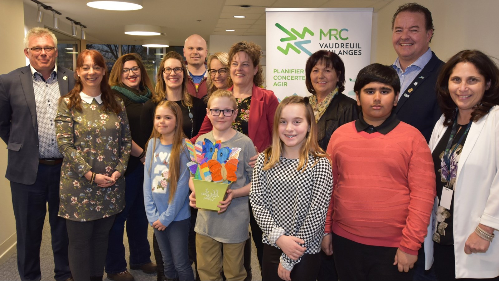 Les gagnants et autres intervenants dans le projet prennent la pose avec le préfet de la MRC de Vaudreuil-Soulanges et maire de Rivière-Beaudette, Patrick Bousez, la mairesse de Les Coteaux, Denise Godin-Dostie, le maire de Saint-Zotique, Yvon Chiasson et la mairesse de Coteau-du-Lac, Andrée Brosseau. 