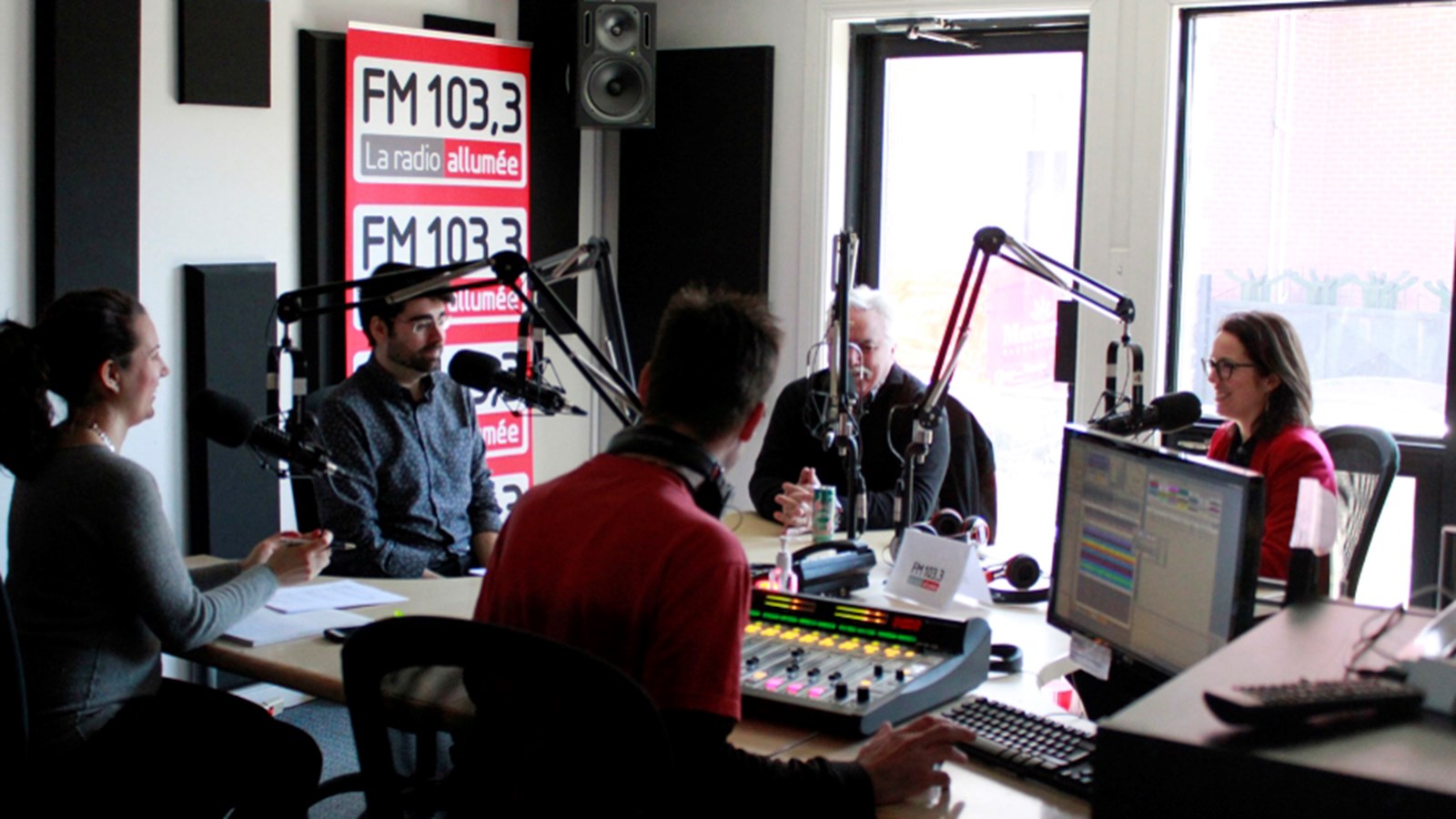 Séance d’enregistrement avec (de gauche à droite) Sabrina Brochu, agente de développement à Culture Montérégie, Samuel Gendron Mallet, agent de communication à Culture Montérégie, Robert Voyer, FM103,3 (de dos), Mario Fortin, président-directeur général des Cinéma Beaubien — Cinéma du Parc – Cinéma du Musée et Mélanie Rheault, coordonnatrice du Pôle de l’économie sociale de l’agglomération de Longueuil.