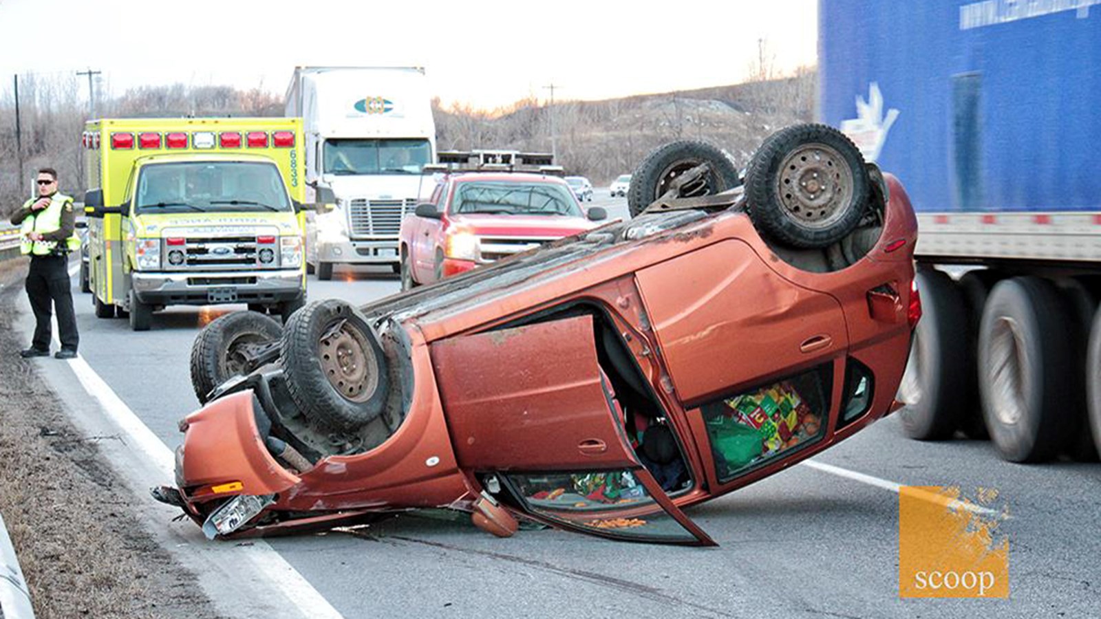 Malgré la violence de l'impact, le conducteur de la voiture s'en sort avec des blessures mineures.