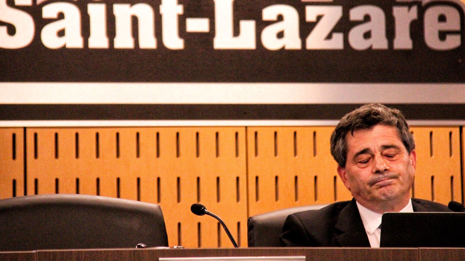 Le maire de Saint-Lazare a longuement expliqué la décision du conseil d'exclure M. Chartrand du caucus.