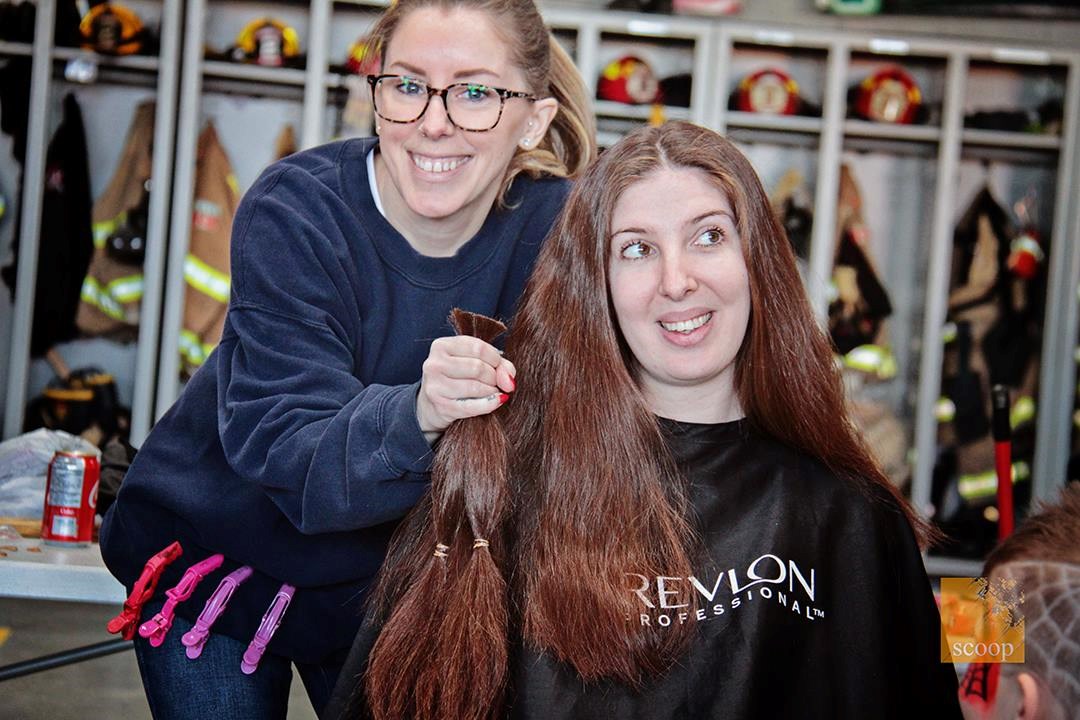 Sabrina O. Debien a remis quatorze pouces de ses cheveux lors de la 6e édition du Shave 2 Save.